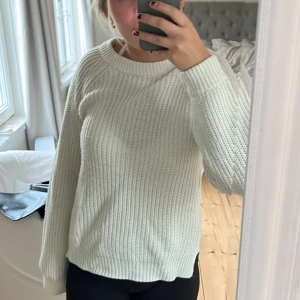 Vit stickad tröja - Säljer även denna jättefina tröja då den inte kommer till användning längre! Storlek S☺️ 170kr + frakt!