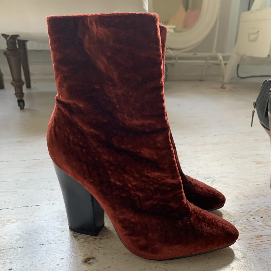 Stövletter i vinröd fake päls/sammet - 91