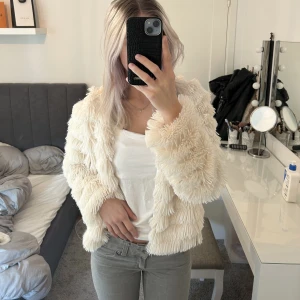 Teddyjacka  - Jättefin Teddyjacka i fluffigt material perdekt till hösten och våren, nyskick utan defekter 🤍