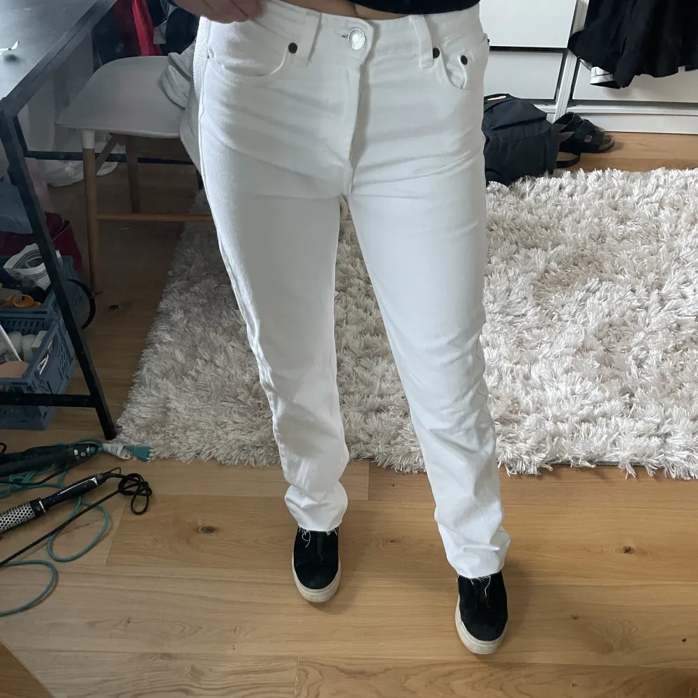 Vita jeans från zara i storlek 34. Jeans & Byxor.