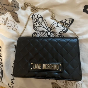  Moshino väska  - Säljer min Moshino väska då jag aldrig använder den längre. Köpt för 1000, säljer för 300 💘💘