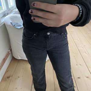 Säljer mina lågmidjade mörkgråa jeans från Gina! Storlek 38 men sitter bra på mig som brukar ha 34/36💕 Skriv privat för fler bilder! 290+frakt!