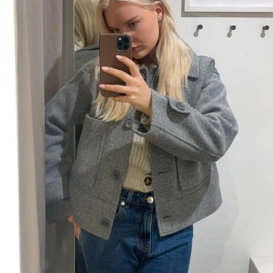 Kappa - Hej säljer min Kappahl kappa i grå. Den är helt slutsåld online ❤️ knappt använd! Passar mig som har xs/s i kläder🌧️🌟priset går att disskutera!!