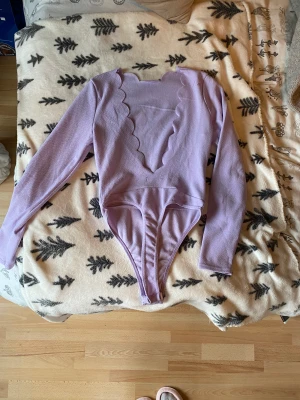 Lila body med fin rygg - Mönster i ryggens skurning  Aldrig använd  Storlek S  Skriv vid frågor eller fler bilder<3 