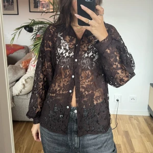 Brun spetsskjorta - Den finaste!!! Spetsskjortan, perfekt  med vida ärmar och boxig modell!