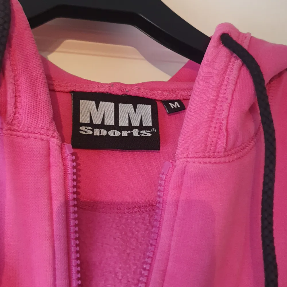 Rosa tränings tröja i använt skick men mer att ge på baksidan är en liten fläck. Märk MM Sports storlek M . Hoodies.