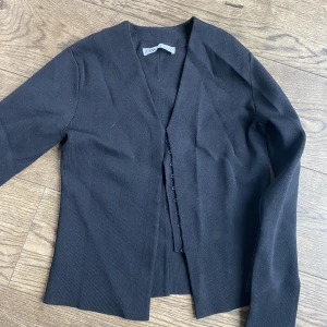 zara topp/cardigan - Snygg zara cardigan/topp i lite tjockare material, använd 1 gång