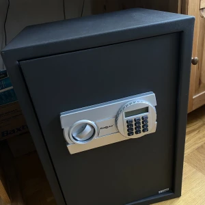 Kassaskåp - Kassaskåp i väldigt fint skick. Först till kvarn. 