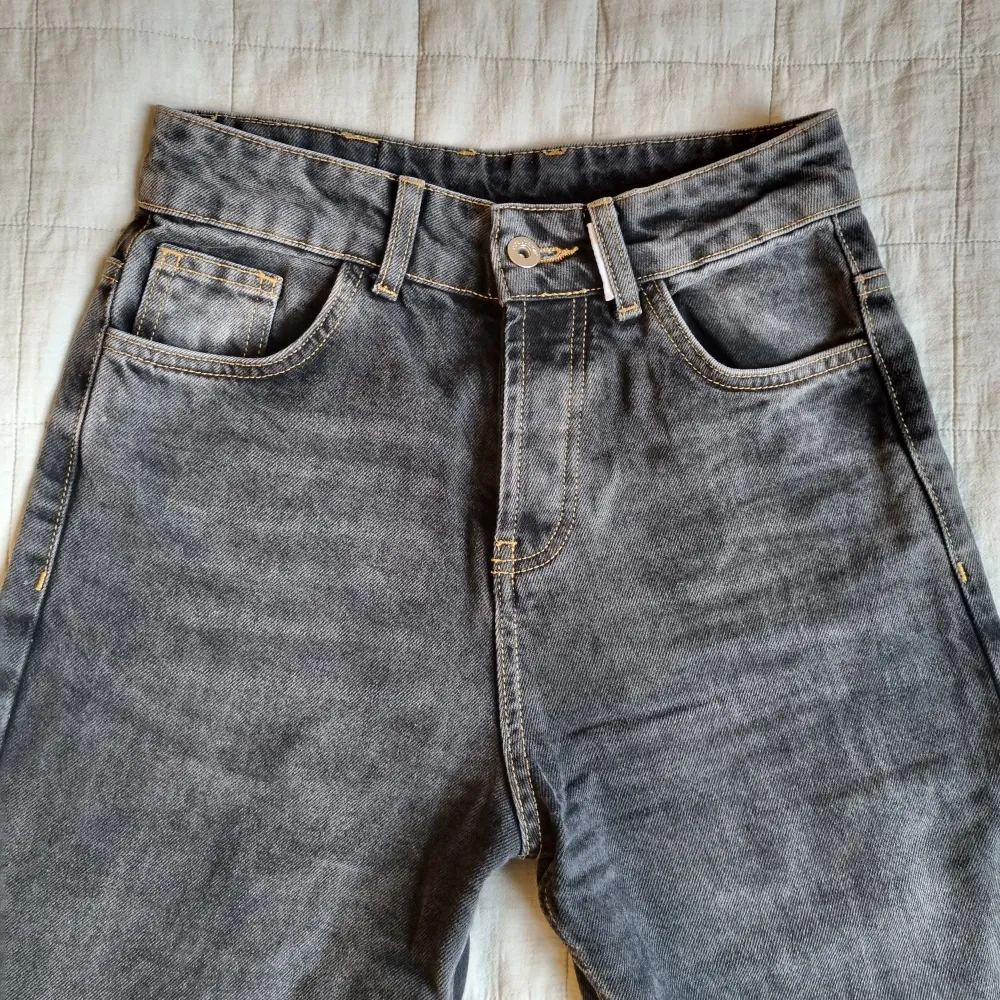 Storlek W26''. Passar uppskattningsvis XS/S. Urtvättad svart med bruna sömmar. Avklippt finish på benen. . Jeans & Byxor.