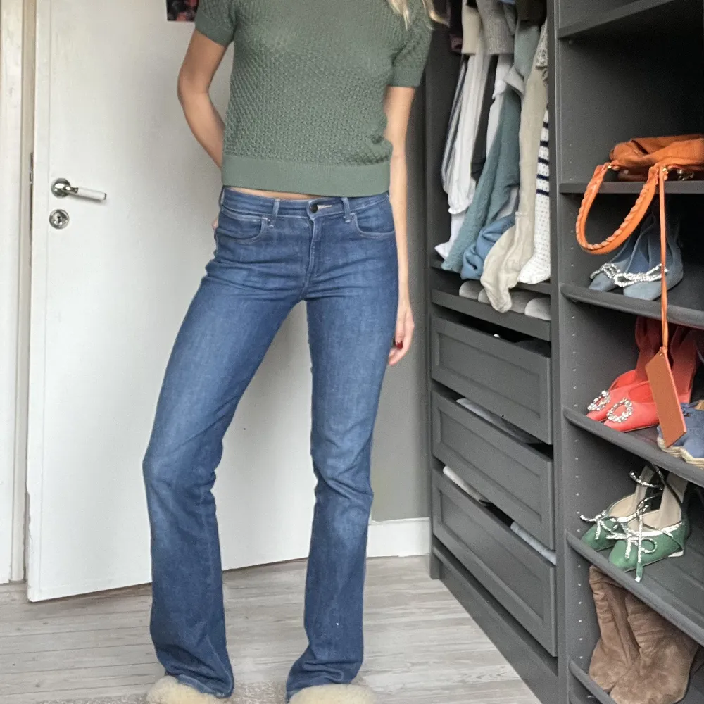 Super snygga vintage lågmidjade jeans från okänt märke❤️Innerbenslängden: 85cm midjemåttet: 75cm. Jeans & Byxor.