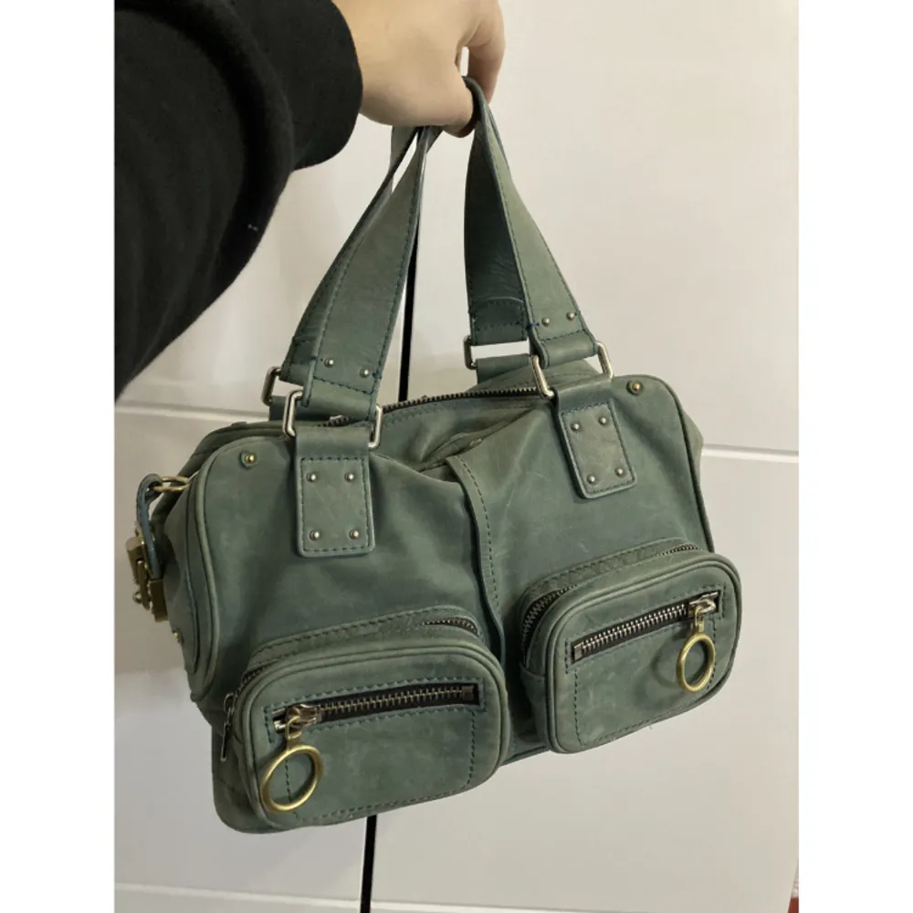 Superfin handväska i ovanlig färg från Chloé i modellen Paddington!! Köpt på Vestiaire Collective tidigare i år men inte hunnit använda den. Säljer pga rensar vid flytt 💕 Buda!!!!. Väskor.