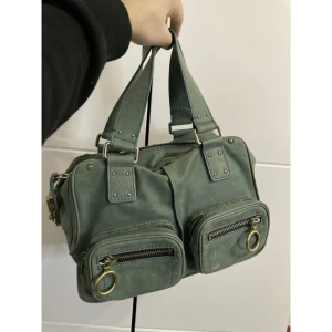 Chloé Paddington  - Superfin handväska i ovanlig färg från Chloé i modellen Paddington!! Köpt på Vestiaire Collective tidigare i år men inte hunnit använda den. Säljer pga rensar vid flytt 💕 Buda!!!!