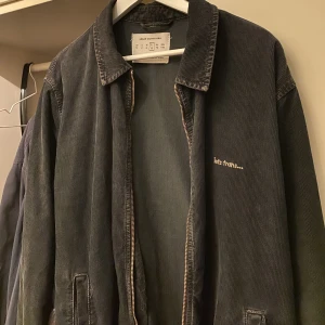 Lets frans jacka - Lets frans manchesterjacka köpt på urban outfitters i Stockholm, cond 8/10, lite solblekt och fläckfri! Köpt för 1199kr Köpare står för frakt :)