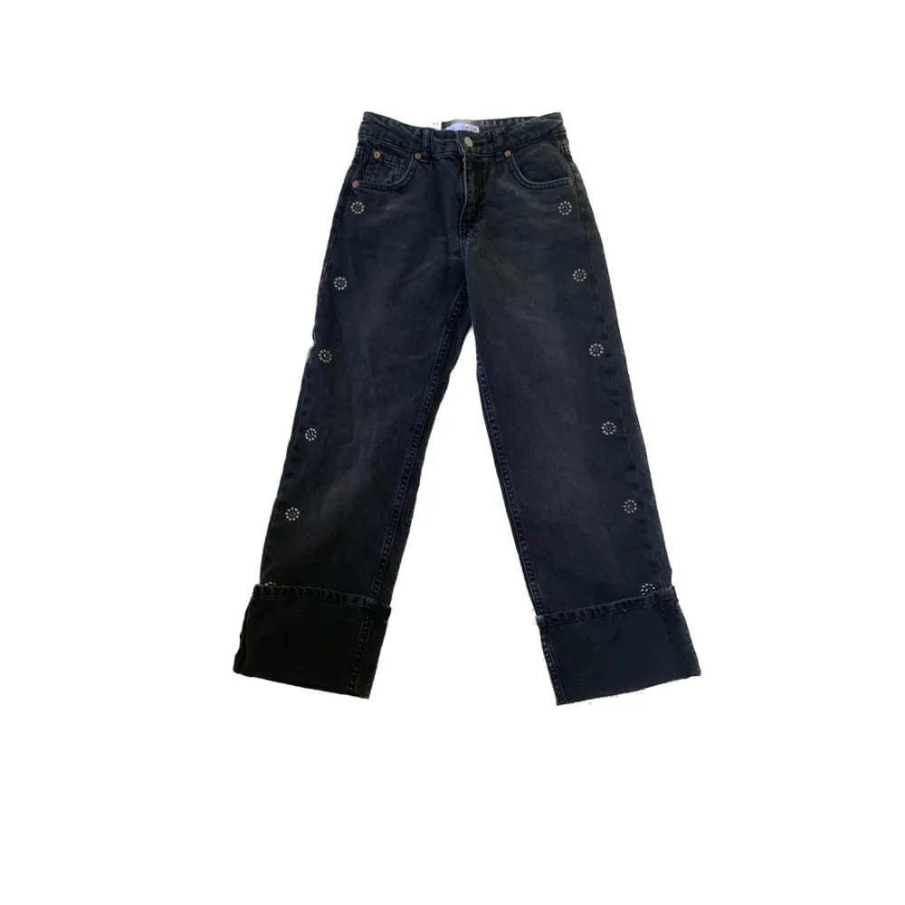 Nya svarta zara jeans med metall design på sidorna. Aldrig använd. Prislapp kvar. Man kan sprätta upp det sista av byxorna för längre byxben. Frakt ingår ej🍓🍒🌺. Jeans & Byxor.