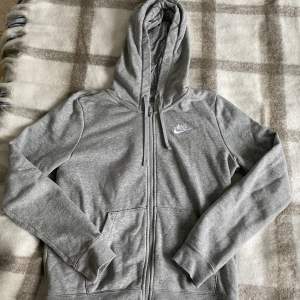 Fin hoodie från Nike, storlek S Knappt använd!
