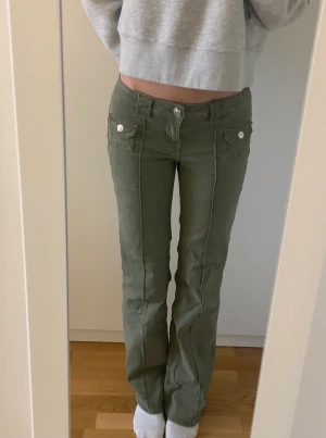 H&M gröna jeans - Säljer dessa slutsålda, utsvängda, gröna jeans/cargobyxor från H&M i storlek 32, då de inte kommer till användning. Använt ett par gånger och i nyskick. Pris 350kr inkluderat frakt! 💋