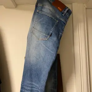 Feta Hugo boss jeans i 9/10 skick. Endast använt fåtal gånger.  Köpta för 1700