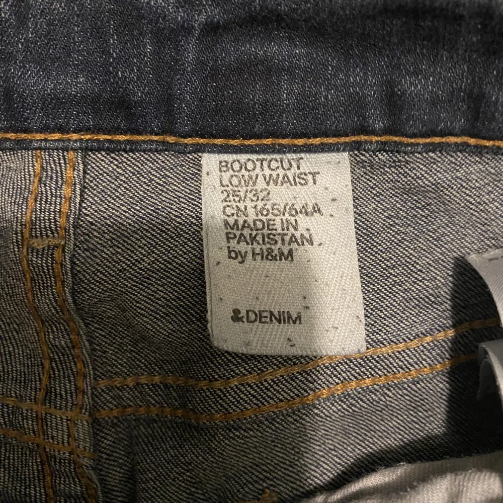 Säljer mina lowwaist, bootcut byxor från märket ”&Denim”💐Dom är lite stretchiga men samtidigt lite tajta😅Men perfekt i längden för mig som är 162💘 Dom passar nog w25-27 Mått: Midja:36cm Innerben: 80 Yttreben/längd: 101cm. Jeans & Byxor.