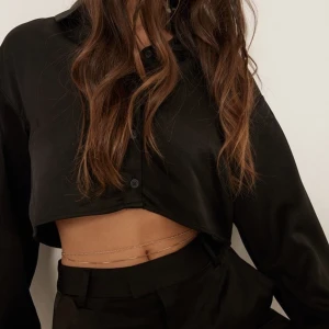 Silkeslen croppad skjorta - Från Coco and Tippies NAKD kollektion. Helt oanvänd med lapp kvar. Perfekt oversized fit!