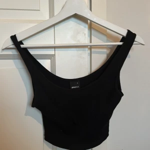 Svart linne - Kortare linne från Gina.