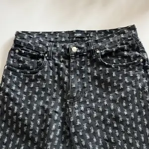 Relaxed jeans från jaded london. Gråaktiga med rispor. Utmärkt skick. Ord pris 1300kr. Pris kan diskuteras. Köparen står för frakten.