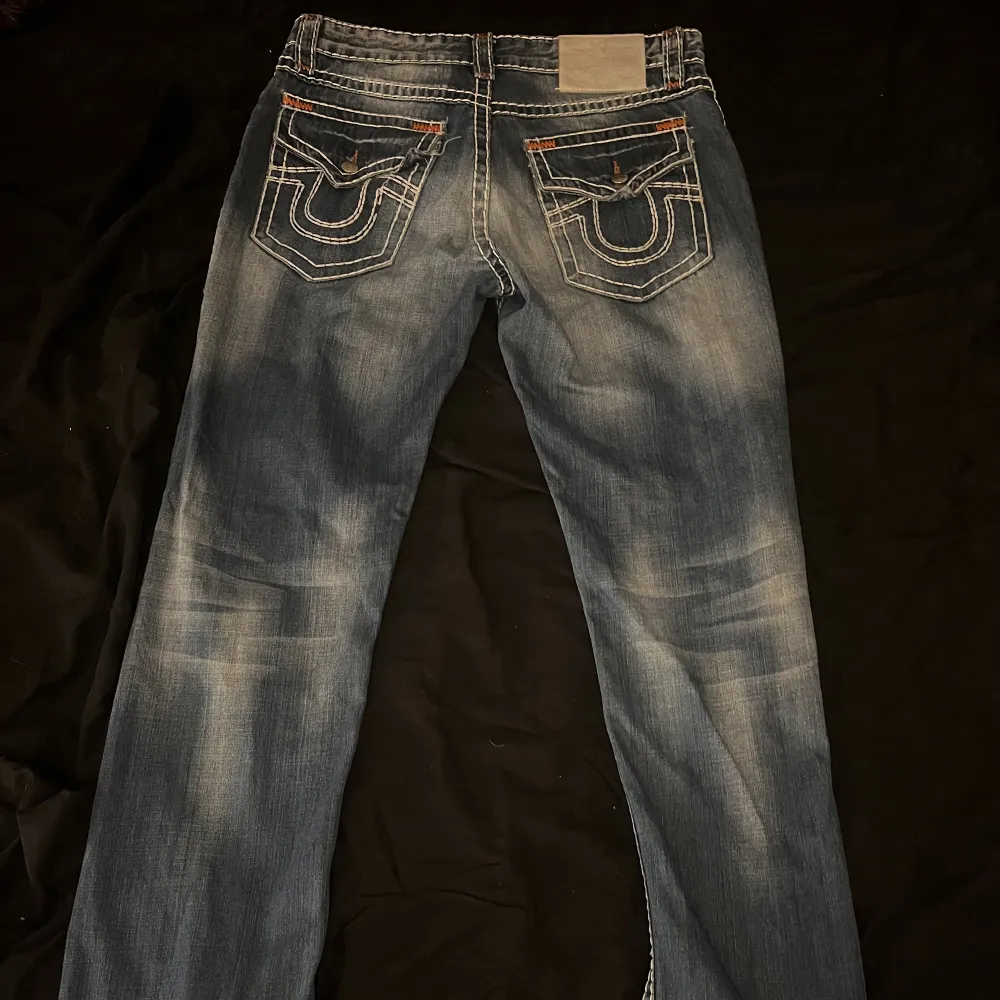 Snygga true religion jeans, som jag inte tycker om passformen på längre tyvärr, bra skick och skriv om man vill ha mer bilder💞. Jeans & Byxor.