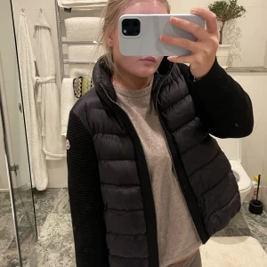 Moncler cardigan!! - Säljer min super snygga moncler jacka som jag köpte på NK förra våren. Självklart äkta men har tyvärr inte kvar kvittot. Sjukt snygg och stilren, äkthets bevis finns i jackan. Skriv för fler bilder (alla i annonsen är mina)!