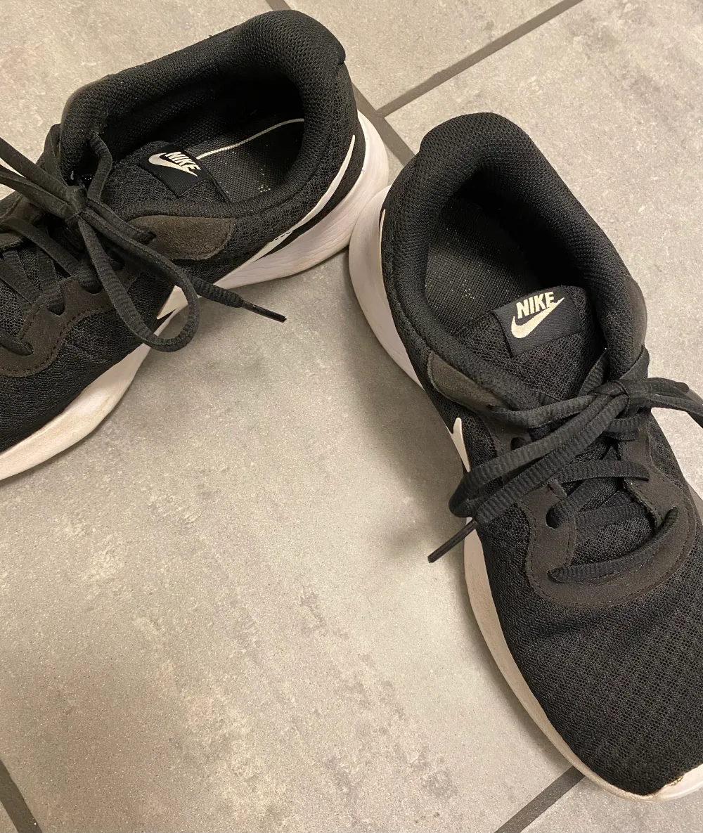 Svarta Nike skor, stl 40 men små i storleken. Har normalt 39, men behövde 40 i denna modellen. Använda, men hela o fina.. Skor.