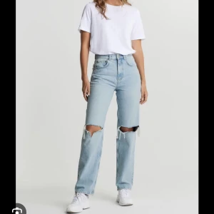 90s highwaist - hög midjade jeans från gina som jag inte får användning för längre, de är använda med inget som syns.  kontakta om fler bilder önskas🩷