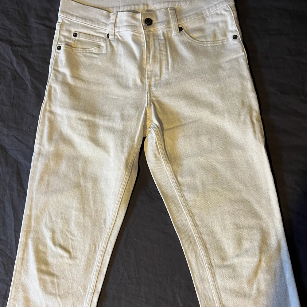 Hej! Säljer ett par vita Jeans från Cheap Monday i storlek 30x32 och slimfit i passform. Jag köpte dom på Åhlens i Göteborg. Hör av dig vid frågor. Jeans & Byxor.