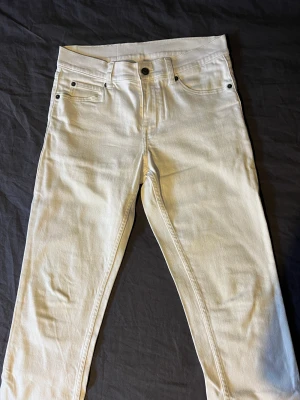 Cheap Monday Jeans - Hej! Säljer ett par vita Jeans från Cheap Monday i storlek 30x32 och slimfit i passform. Jag köpte dom på Åhlens i Göteborg. Hör av dig vid frågor