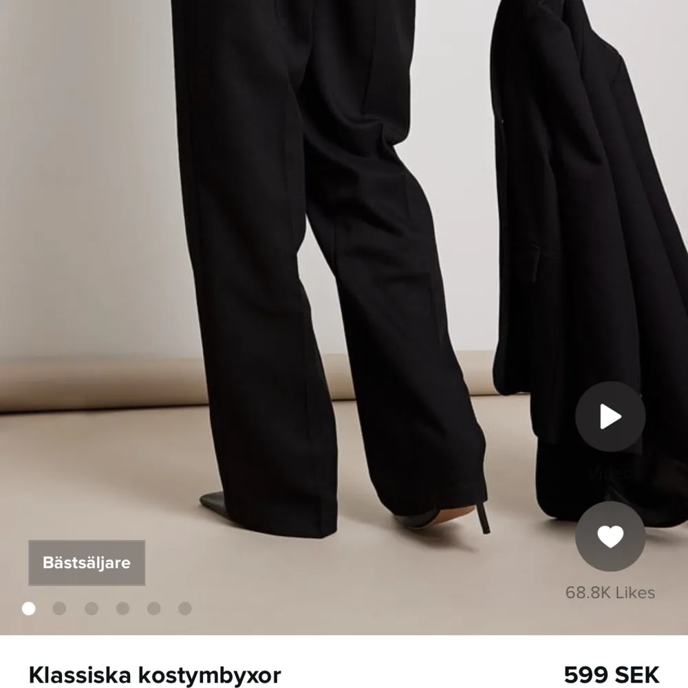 Säljer dessa helt oanvända kostymbyxor från NA-KD, säljer på grund av att retur datumet har passerat.. Jeans & Byxor.