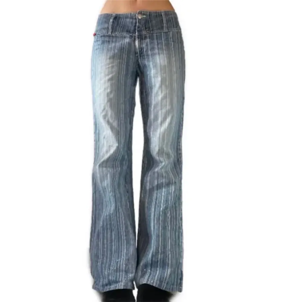 Ett par vintage jeans från veromoda, lågmidjade och utsvängda ben. Midjemåttet ca 39cm mätt rakt över (går även att justera) och 78 cm i innerbenslängd. Hör av dig privat för fler frågor:)). Jeans & Byxor.