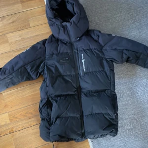Sail racing Patrol Down Jacket M Carbon - Använd en halv vinter,  Inga märken på den  Fint skick  Köpte den för 4499 