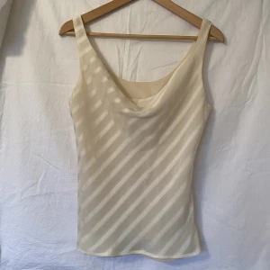 Söt topp - Jättefint linne i silkesaktigt material! Är i storlek S🌷 