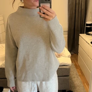 Stickad tröja - Lite tjockare fin stickad! Jätte fint skick!💕
