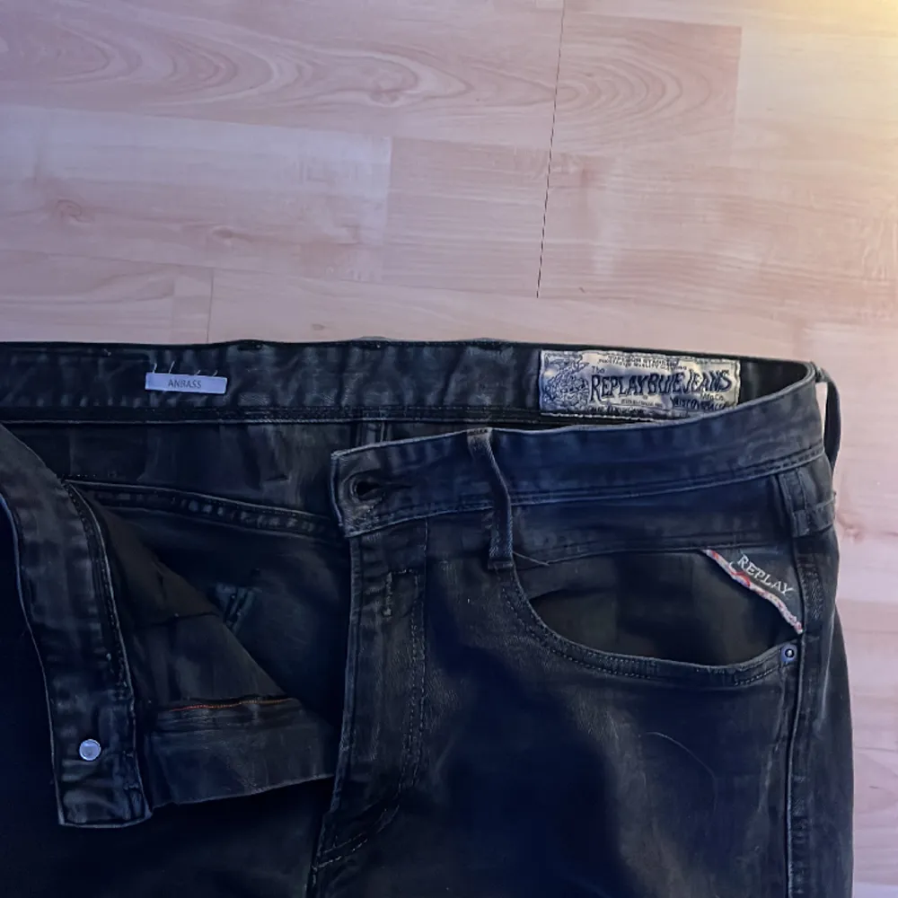 Stilrena anbass jeans av märket replay, väldigt bra skick. Jag är 181 och de är lite för korta.  Nypris 1600, pris kan diskuteras . Jeans & Byxor.