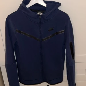 Nike tech-mörkblå - Använd runt 5 gånger, jätte bra skick