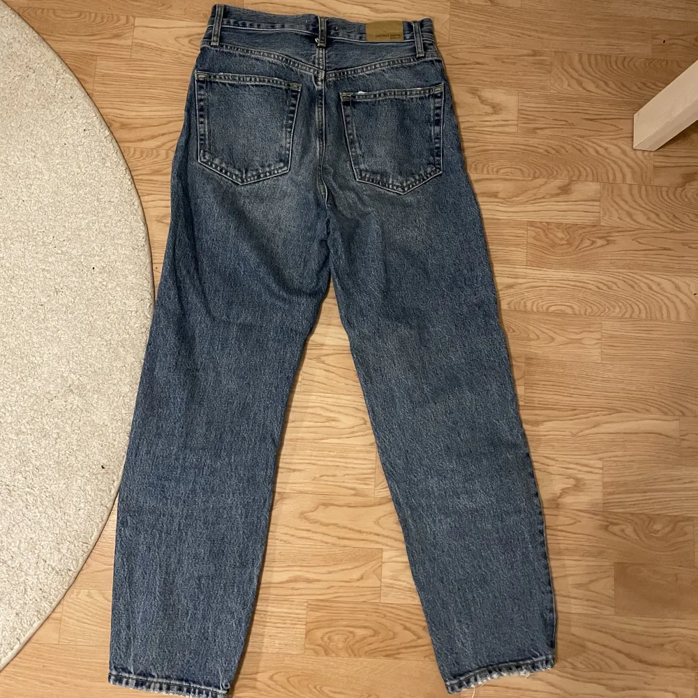 Supersnygga jeans i rak modell från Gina tricot. Köpta för några år sedan, så vet inte vad modellen heter, men i väldigt fint skick! Säljer då jag tycker de är lite korta på mig som är 173 cm. ☺️. Jeans & Byxor.