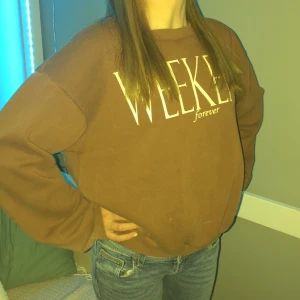 Brun tjocktröja - Säljer denna bruna tjocktröja, trycket är weekend forever på den. Den är i väldigt bra skick, storlek 158-164 🤎❄️