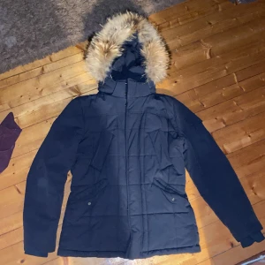 Vinterjacka - Säljer denna Beluomo vinterjacka i perfekt skick. Storleken är S och är hyfsat varm inför vintern. Äkta päls ! Skriv angående frågor 