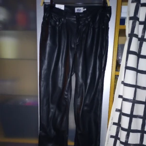 Läder byxor  - fejk läder, aldrig använda. taggar kvar.  sitter jätte snyggt på,tight över låren och sitter lite lösare nedanför knäna. 