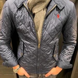 Ralph Lauren jacka - Stilig jacka från Ralph lauren i storlek S. Cond 9/10 inga skador. Modellen är 174cm väger 70kg
