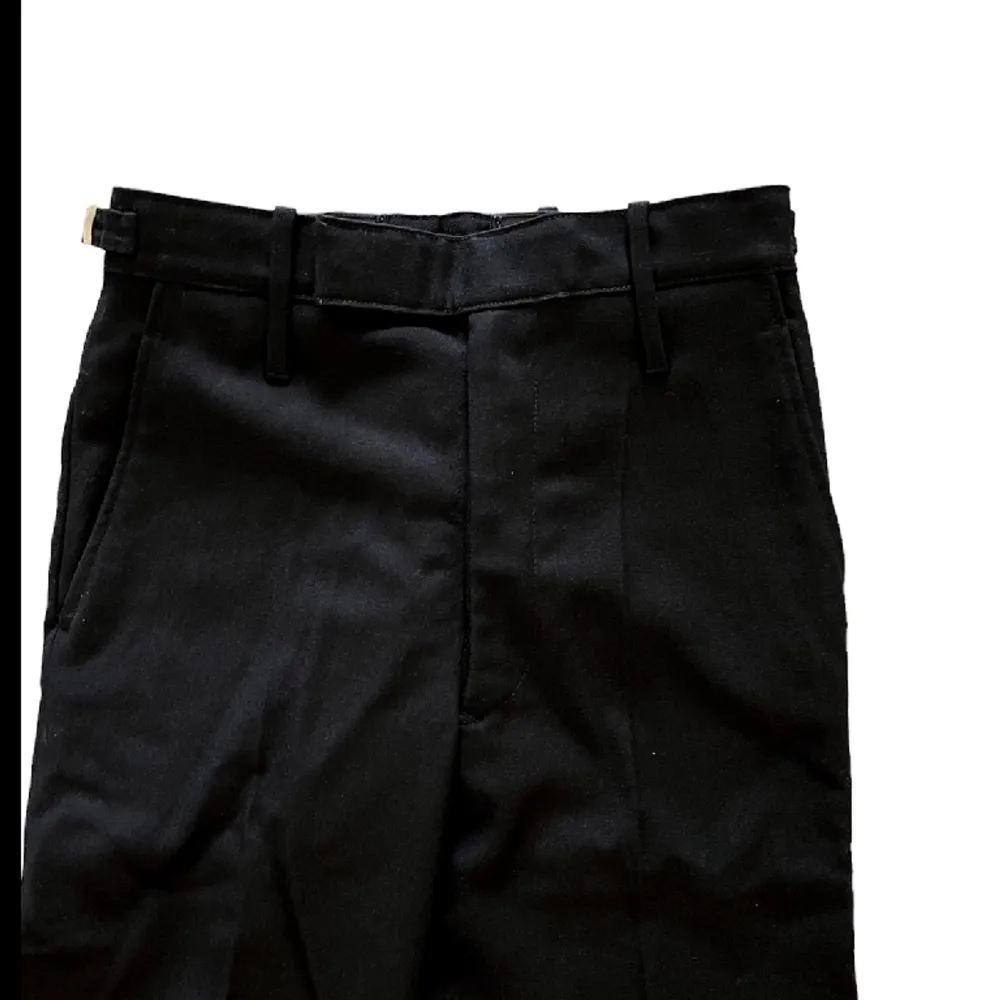I väldigt bra skick nya  Storlek står på bilden - S Svarta i bara kvalité   Nya vintage vida dambyxor! Kostymbyxor . Jeans & Byxor.