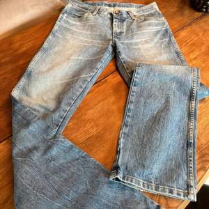 Wrangler jeans i blå 💙 Ytterbenslängd - ca 114 cm Innerbenslängd - ca 91 cm Midjemått - ca 88 cm Låg/medel hög midja 🧸
