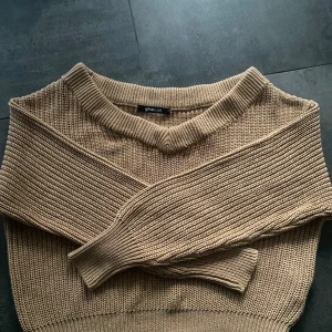 Brun Vringad stickad tröja  - Säljer denna oanvända Bruna Vringade stickade tröjan ifrån Gina. Köpt för cirka 250kr och säljer för 80 +frakt❤️