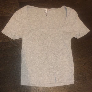 Crop top - Grå crop top med U ringning