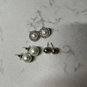 Silver Örhängen  - Säljer dessa fina örhängen som knappt kommit till användning då jag har guld smycken, dom är som nya! Alla tre för 30kr💞