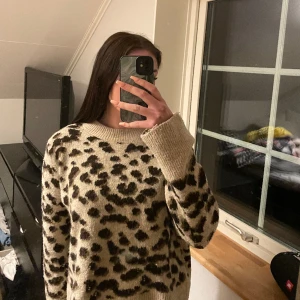 Stickad tröja - Fin stickad leopard tröja. Knappt använd och inga defekter.