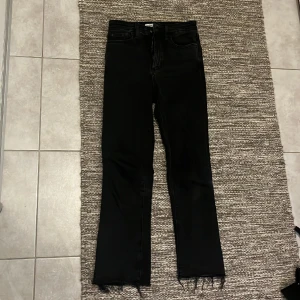 Mörkgrå/svarta jeans (ZARA) - Mörkgråa/svarta jeans från zara som har använts väldigt sällan, typ 4 gånger, stl 34, färgen är liitee ljusare en på bilden. 